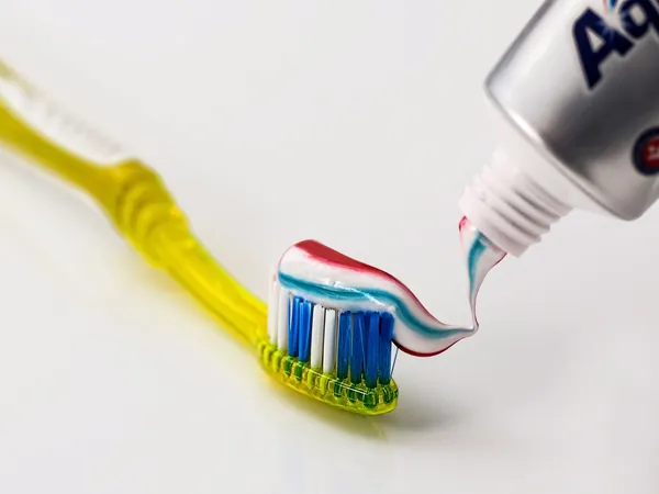 οδοντόβουρτσα και οδοντόκρεμα
